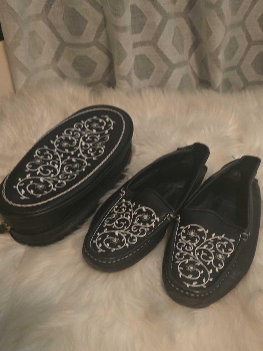 Super Soft! Embroidered Cole Haan Black House Slippers W. Matching Case